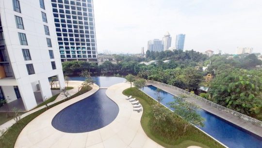 Fasilitas kolam renang di apartemen Izzara